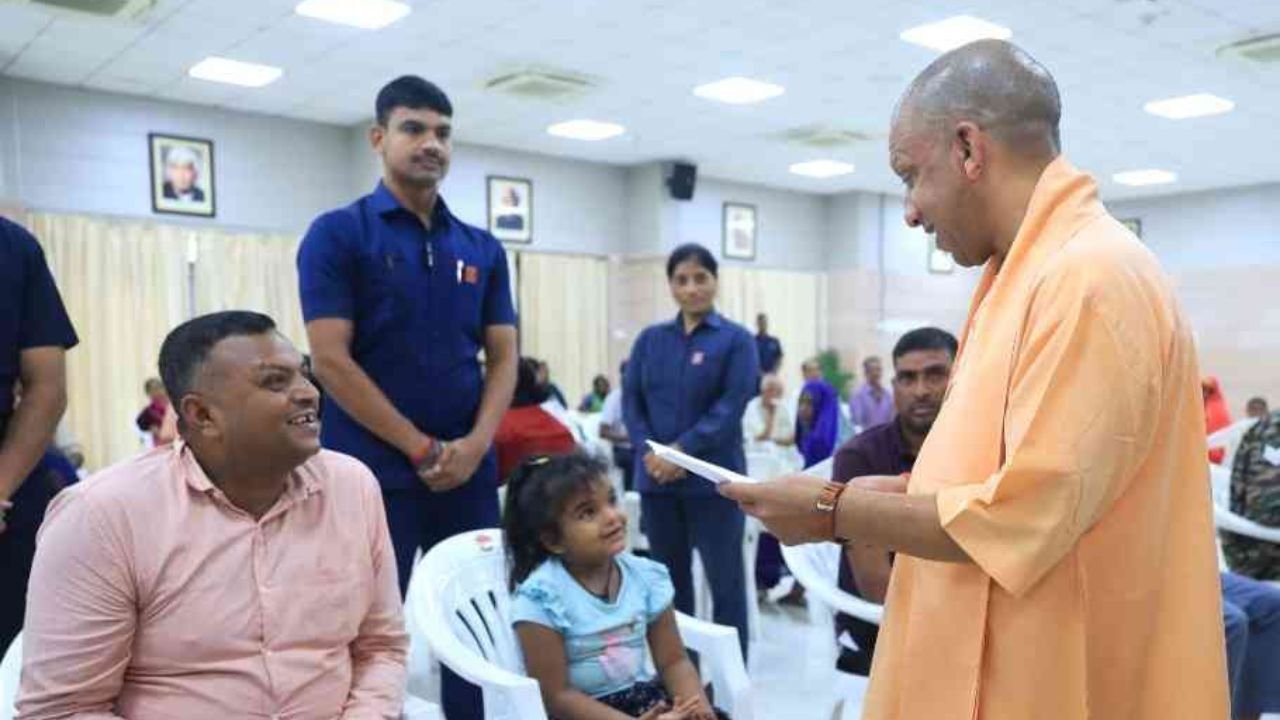 CM Yogi से मुस्कुराते हुए बोली बच्ची, पढ़ना है मुझे, दाखिला करवा दो स्कूल में