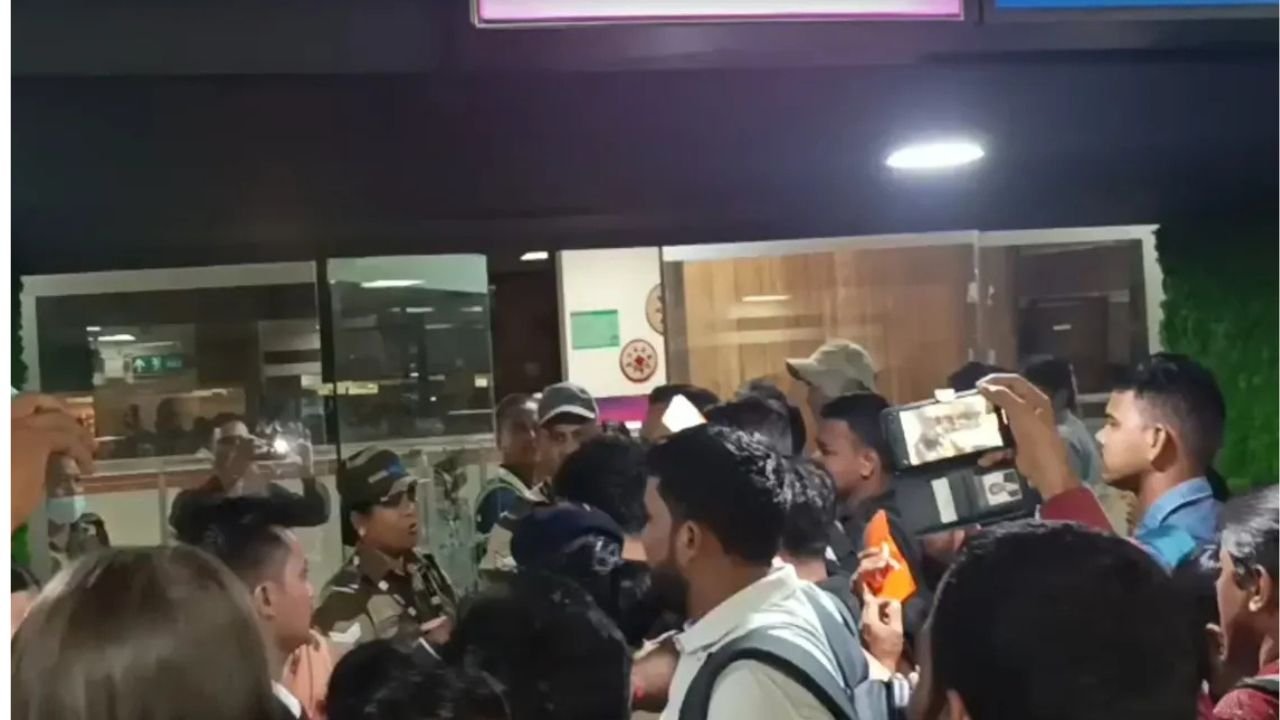 Guwahati airport पर एयर इंडिया की फ्लाइट कैंसल, यात्रियों का फूटा गुस्सा