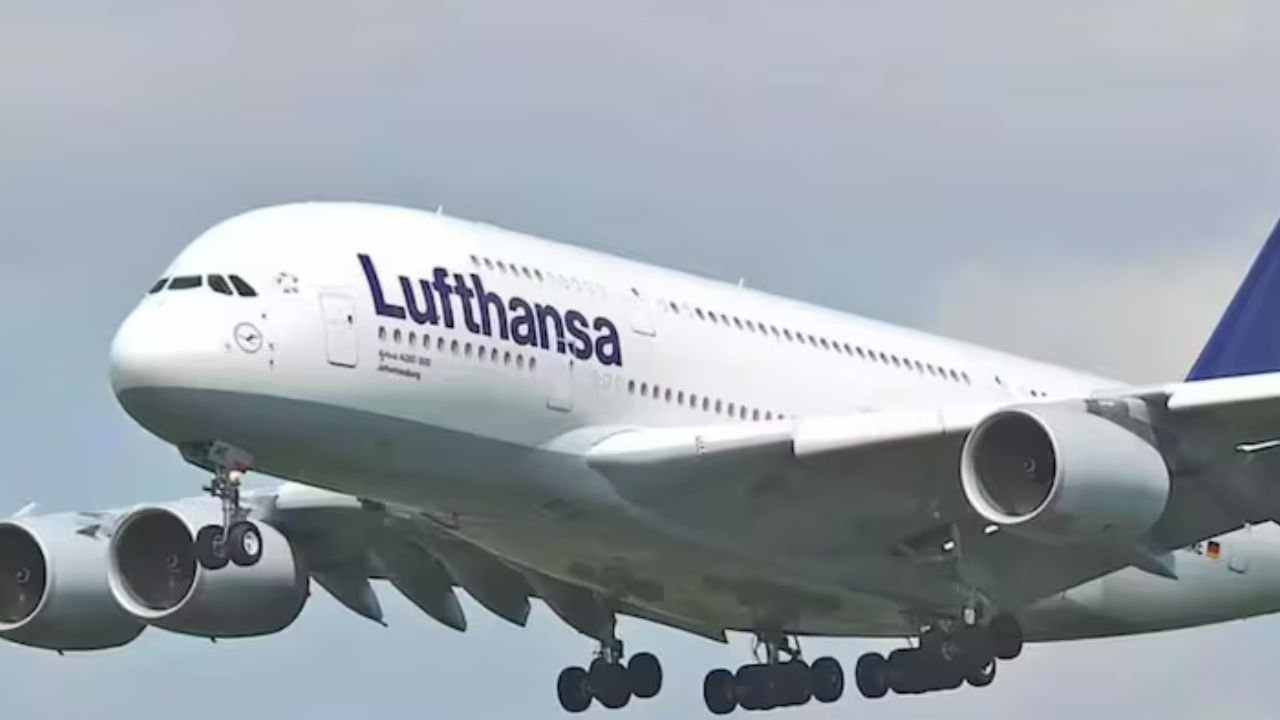 "Frankfurt से हैदराबाद जा रही फ्लाइट में बम की सूचना, जांच के बाद मिली राहत"