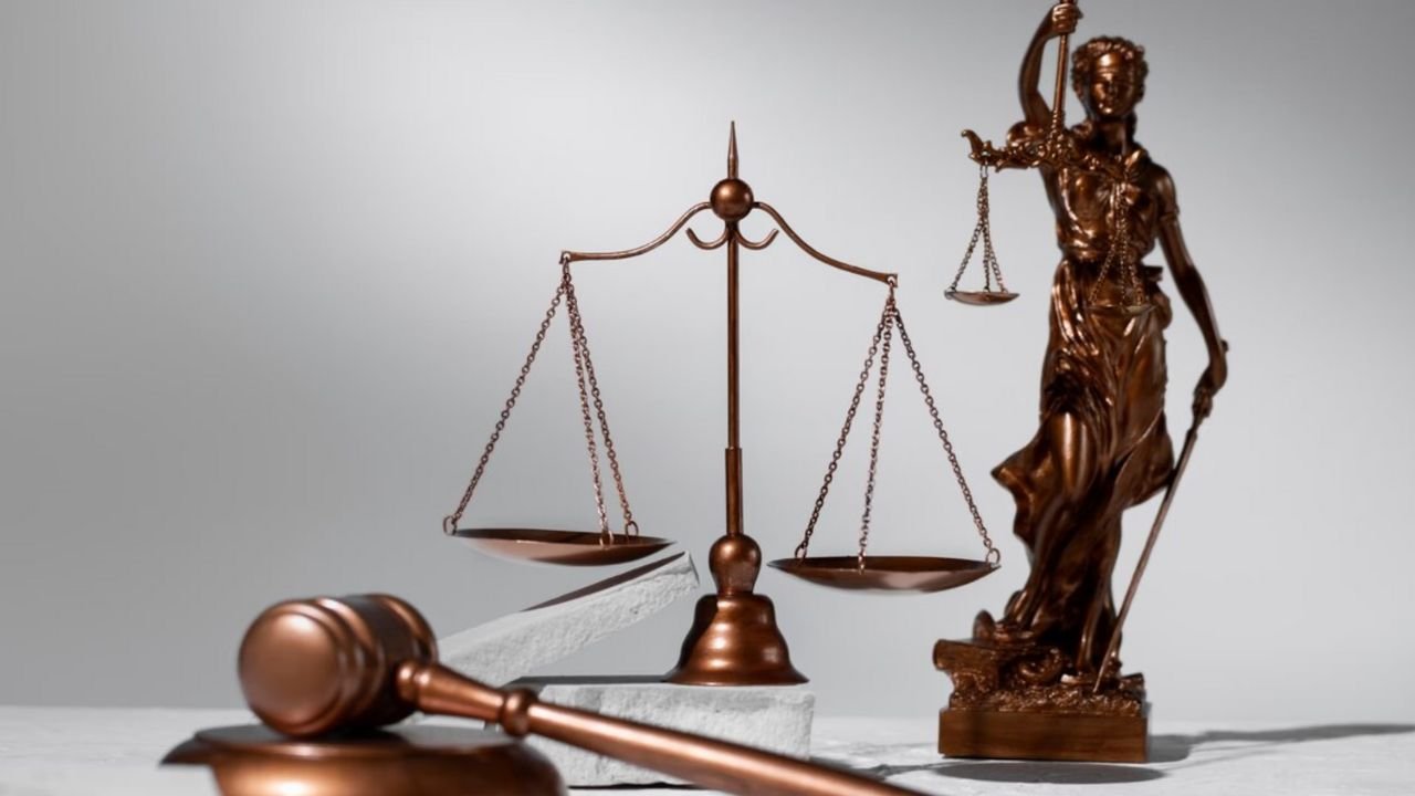 Top 10 Law Colleges: 12वीं के बाद कानून की तैयारी, बिना किसी रोकटोक के मिलेगा प्रवेश