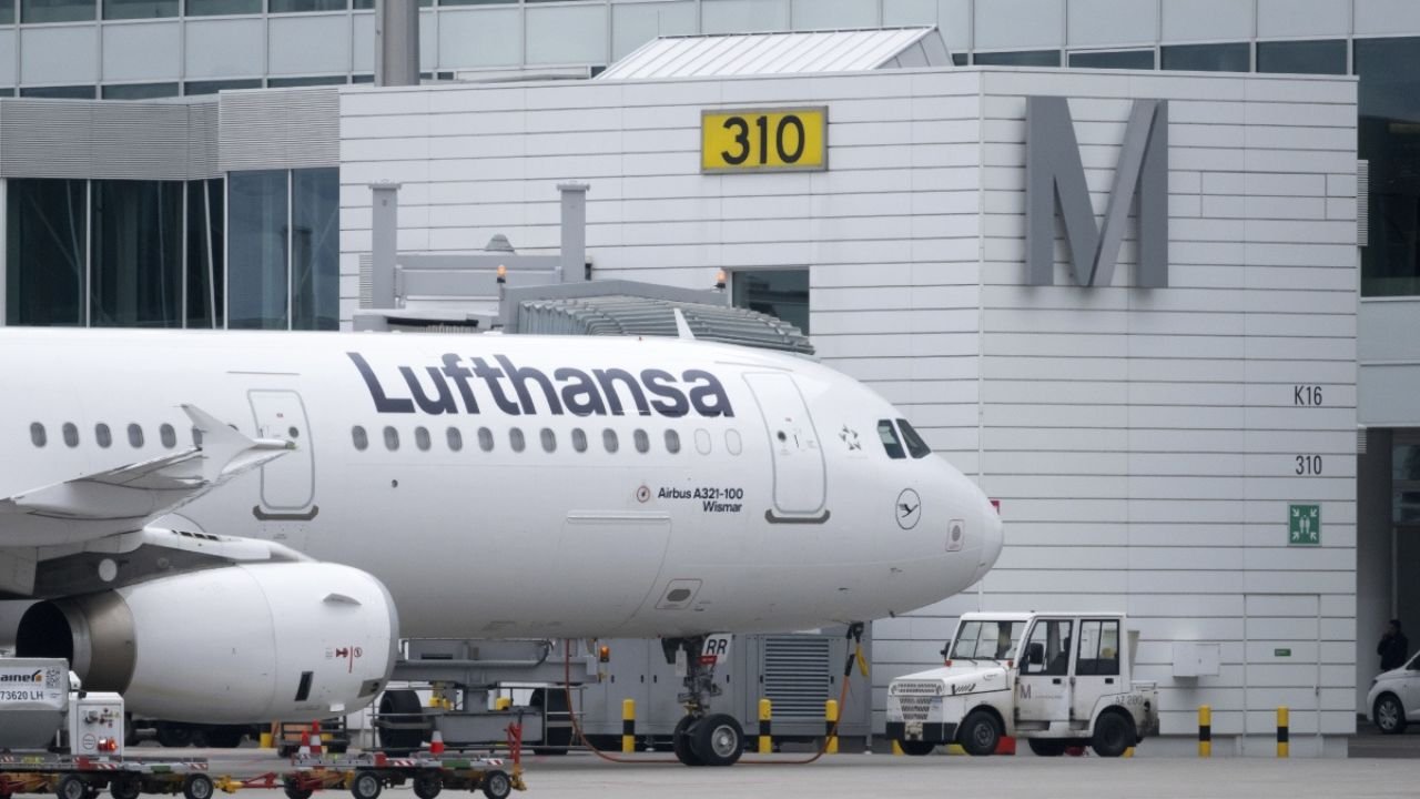 "Frankfurt से हैदराबाद जा रही फ्लाइट में बम की सूचना, जांच के बाद मिली राहत"