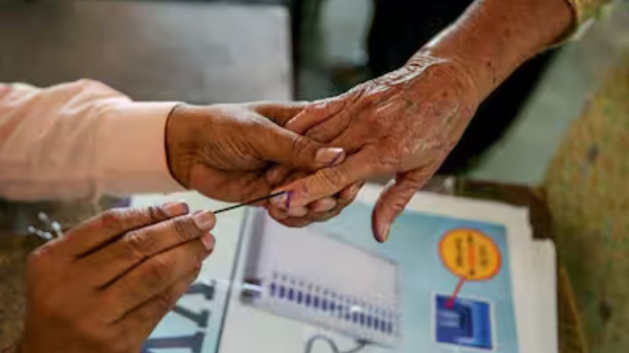 UP Panchayat Election 2026 : क्या अप्रैल 2026 में होंगे पंचायत चुनाव? सरकार की चुप्पी के पीछे छुपा है बड़ा संकेत