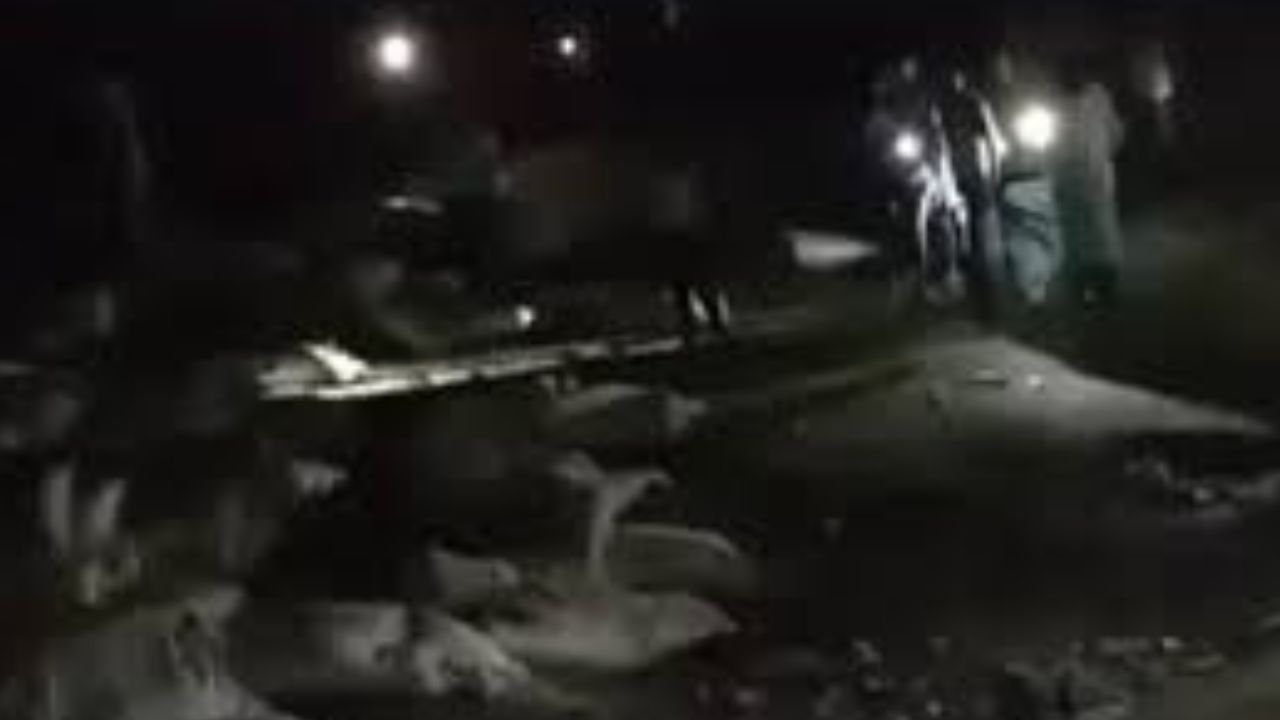 Sitapur में मौत की सवारी: पलटा भूसे से भरा ट्रक, चार की मौके पर मौत