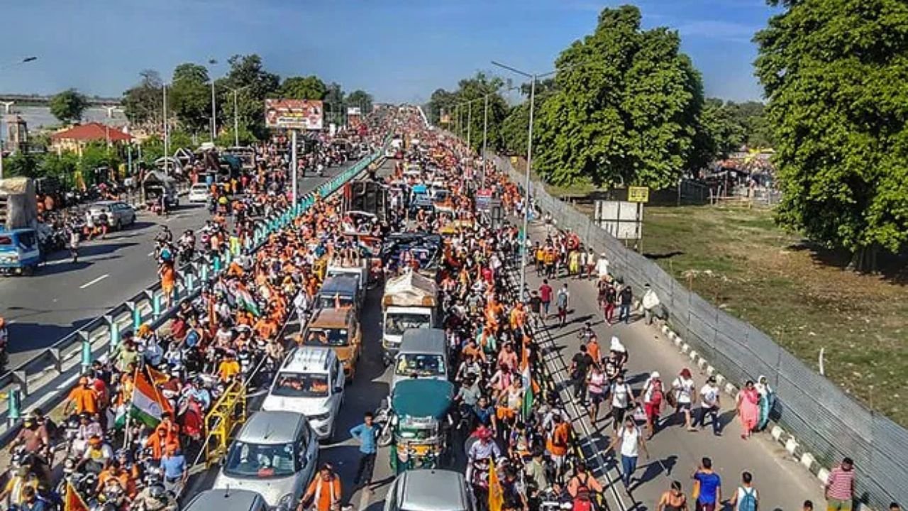 Delhi Traffic Alert : सावन महीने की शुरुआत के साथ ही देशभर में कांवड़ यात्रा का माहौल बन गया है। लाखों की संख्या में कांवड़िए हरिद्वार से गंगाजल लेकर अपने गांव लौटते हैं और फिर शिव मंदिरों में जलाभिषेक करते हैं। दिल्ली के रास्ते से गुजरने वाले कांवड़ियों की संख्या काफी ज्यादा होती है। इसी को देखते हुए दिल्ली ट्रैफिक पुलिस ने खास ट्रैफिक एडवाइजरी जारी की है।