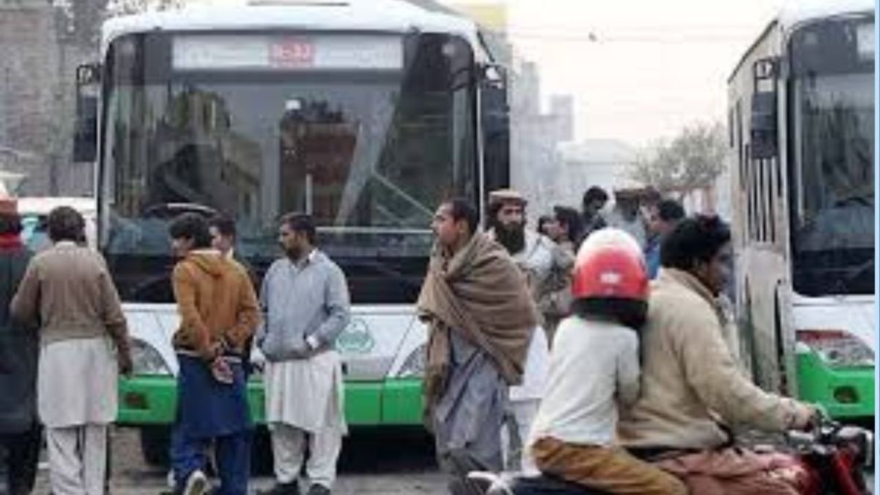 Pakistan के बलूचिस्तान इलाके में एक दिल दहला देने वाली घटना सामने आई है। ज़ोब क्षेत्र में हथियारों से लैस हमलावरों ने एक चलती हुई बस को बीच रास्ते में रोक लिया। यह बस केलाटा से लाहौर जा रही थी और नेशनल हाईवे N-40 पर थी। हमलावरों ने बस में चढ़कर यात्रियों के पहचान पत्र चेक किए और पंजाब प्रांत के 9 पुरुष यात्रियों को उतार कर अगवा कर लिया।