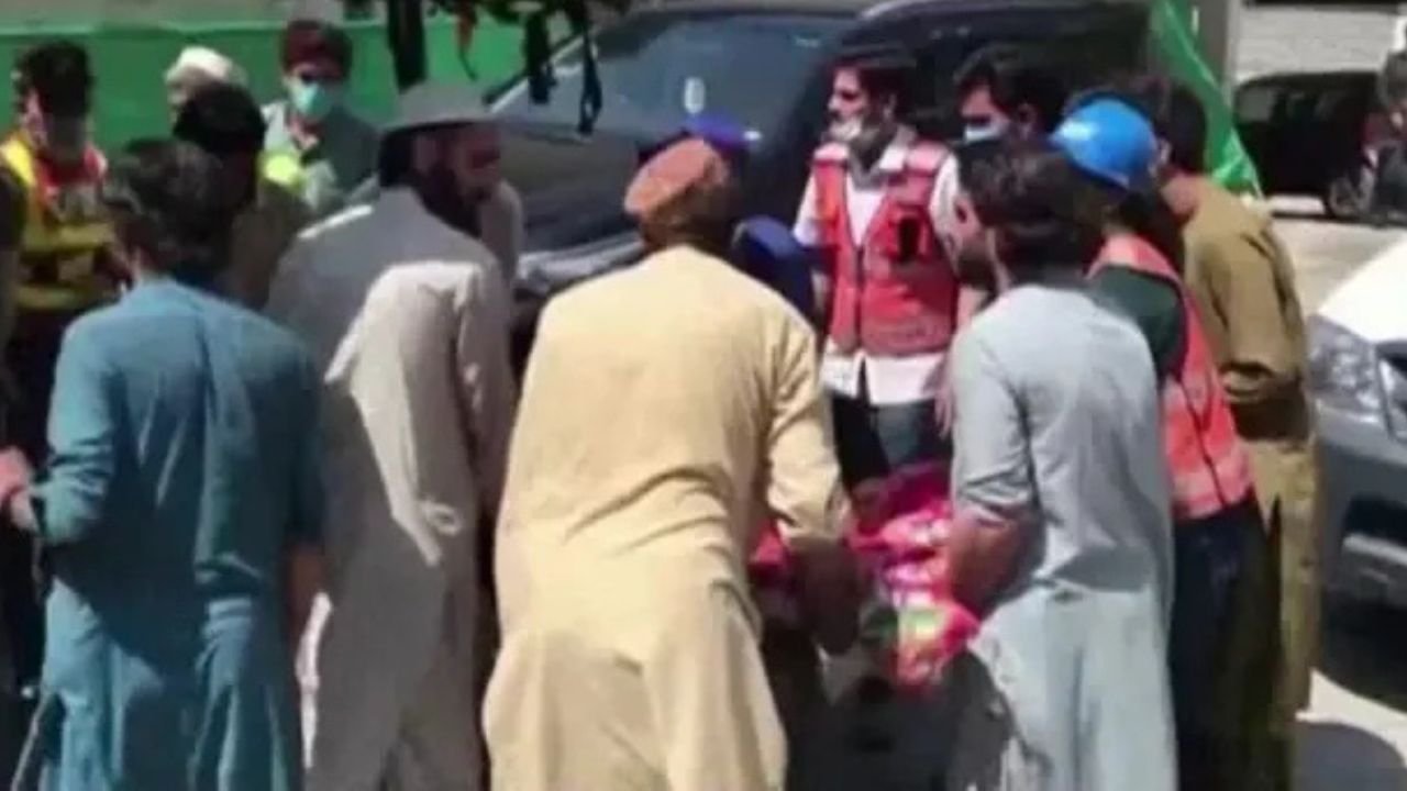Pakistan के बलूचिस्तान इलाके में एक दिल दहला देने वाली घटना सामने आई है। ज़ोब क्षेत्र में हथियारों से लैस हमलावरों ने एक चलती हुई बस को बीच रास्ते में रोक लिया। यह बस केलाटा से लाहौर जा रही थी और नेशनल हाईवे N-40 पर थी। हमलावरों ने बस में चढ़कर यात्रियों के पहचान पत्र चेक किए और पंजाब प्रांत के 9 पुरुष यात्रियों को उतार कर अगवा कर लिया।