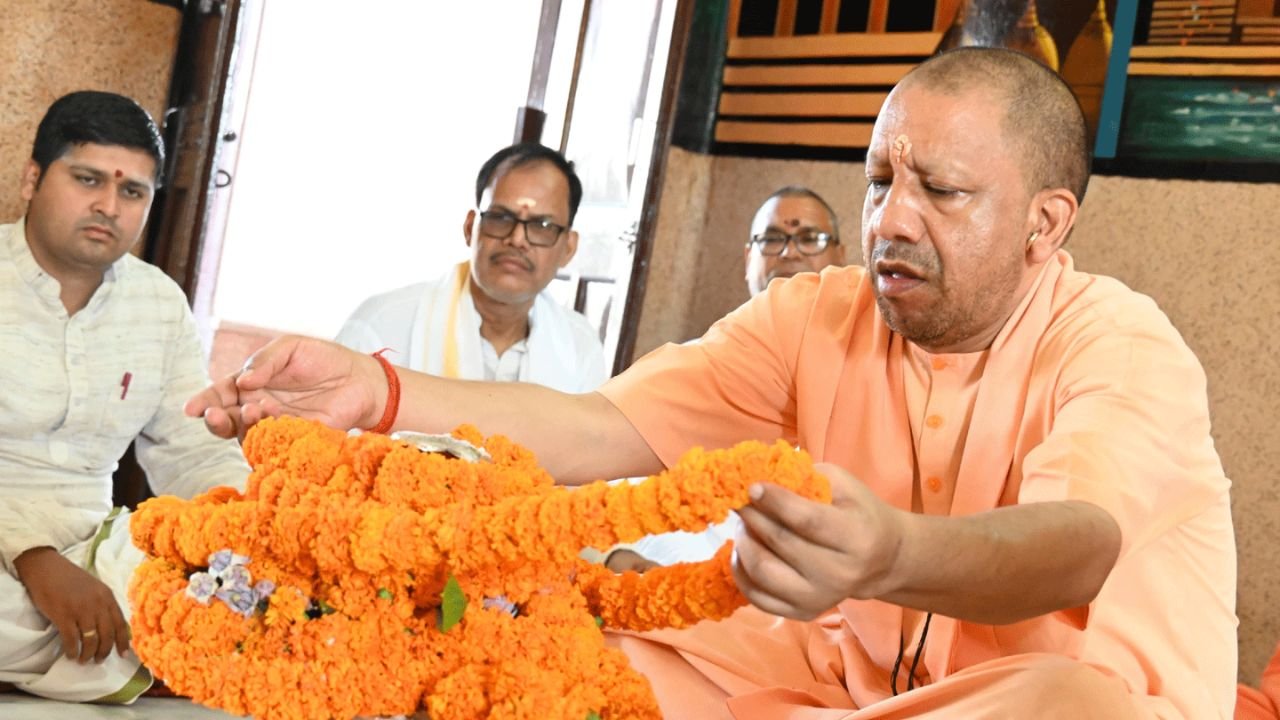 Sawan 2025: दूध और मौसमी रस से हुआ भोलेनाथ का अभिषेक। क्या है सीएम योगी की इस खास पूजा के पीछे का गुप्त संदेश?