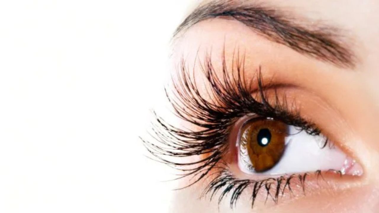 Symptoms of retinopathy: आज की भागदौड़ भरी ज़िंदगी में हम अपने शरीर की देखभाल करना तो दूर अपनी आँखों की ओर ध्यान देना ही भूल जाते हैं। सुबह से रात तक मोबाइल, लैपटॉप और टीवी की स्क्रीन के सामने रहने से हमारी आँखों पर लगातार तनाव बना रहता है। इसके अलावा खानपान की गलत आदतें हमारी दृष्टि को धीरे-धीरे कमजोर करने लगती हैं।