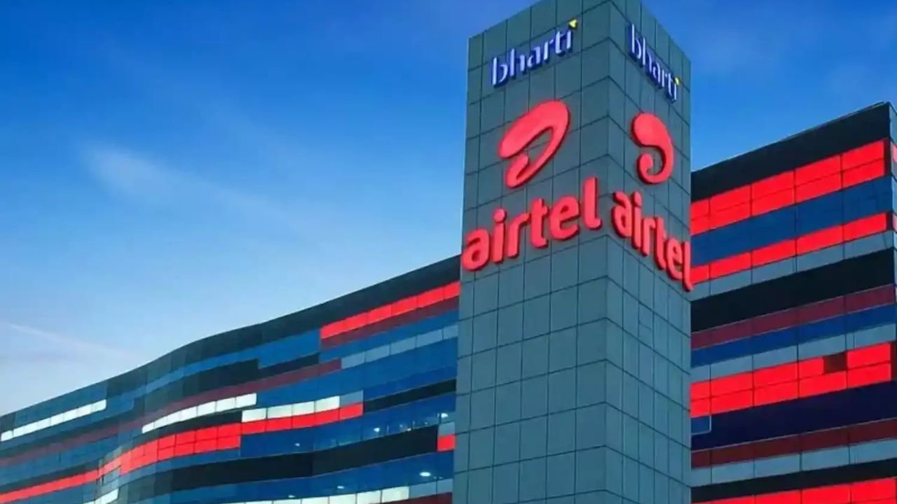 Airtel AI offer: ने अपने सभी ग्राहकों के लिए एक धमाकेदार ऑफर लॉन्च किया है. अब कंपनी अपने 36 करोड़ मोबाइल, Wi-Fi और DTH ग्राहकों को साल भर के लिए Perplexity Pro का फ्री सब्सक्रिप्शन दे रही है जिसकी कीमत करीब 17,000 रुपये है. यह ऑफर उन्हें AI की दुनिया में एक नई शुरुआत देगा.