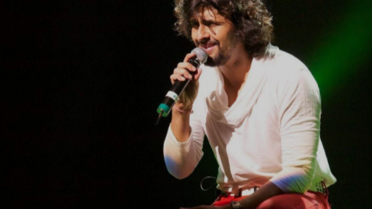 Entertainment:सोशल मीडिया की दुनिया ने कई लोगों की किस्मत बदली है। मोनालिसा, रानू मंडल और अंजलि अरोड़ा जैसे नाम इस बात के गवाह हैं। अब इस लिस्ट में एक और नाम जुड़ गया है – राजू कलाकार। 'दिल पे चली चूड़ियां' गाने को पत्थरों से बजाकर गाने वाले इस शख्स ने सबका दिल जीत लिया है।