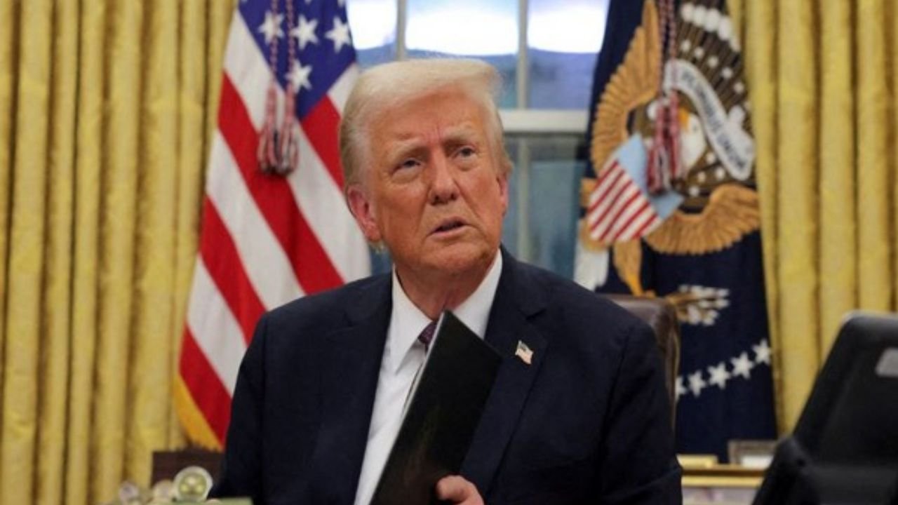 Donald Trump :  कोर्ट का कड़ा रुख अमेरिका के लॉस एंजेलेस समेत कैलिफोर्निया के सात काउंटी में चल रही ट्रंप प्रशासन की इमिग्रेशन कार्रवाई को अमेरिकी फेडरल जज ने तत्काल प्रभाव से रोकने का आदेश दिया है। शुक्रवार को आई इस कोर्ट की सख्त टिप्पणी के बाद ट्रंप प्रशासन को बड़ा झटका लगा है। यह आदेश प्रवासी अधिकार संगठनों की याचिका पर सुनवाई के दौरान दिया गया।