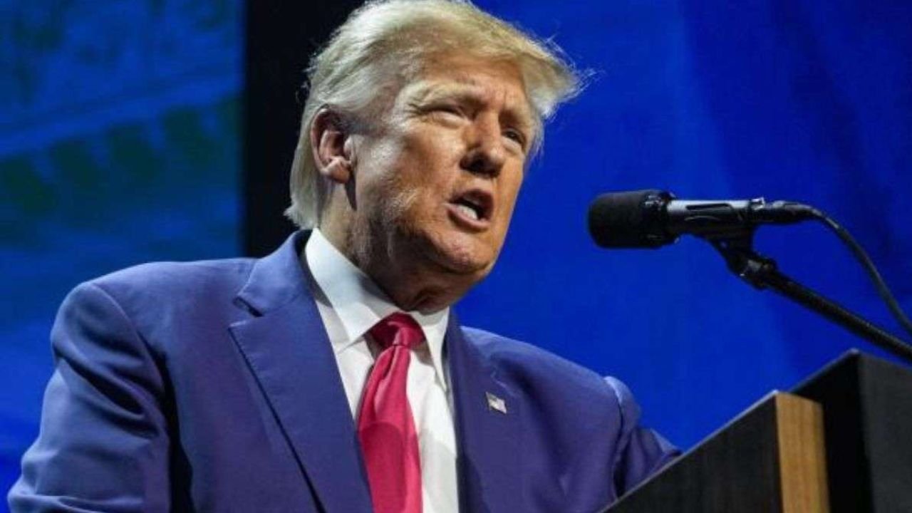 Donald Trump :  कोर्ट का कड़ा रुख अमेरिका के लॉस एंजेलेस समेत कैलिफोर्निया के सात काउंटी में चल रही ट्रंप प्रशासन की इमिग्रेशन कार्रवाई को अमेरिकी फेडरल जज ने तत्काल प्रभाव से रोकने का आदेश दिया है। शुक्रवार को आई इस कोर्ट की सख्त टिप्पणी के बाद ट्रंप प्रशासन को बड़ा झटका लगा है। यह आदेश प्रवासी अधिकार संगठनों की याचिका पर सुनवाई के दौरान दिया गया।