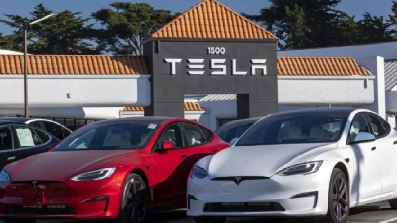 Tesla Electric : 15 जुलाई से भारत में टेस्ला की शुरुआत अमेरिकी इलेक्ट्रिक कार निर्माता कंपनी टेस्ला (Tesla) अब आधिकारिक रूप से भारत में अपने कदम रखने जा रही है। 15 जुलाई 2025 को मुंबई में कंपनी अपना पहला ‘एक्सपीरियंस सेंटर’ लॉन्च करेगी। यह सेंटर न केवल टेस्ला की मौजूदगी का प्रतीक बनेगा बल्कि यह भारत में कंपनी की सेल्स और सर्विस की दिशा में पहला बड़ा कदम होगा।