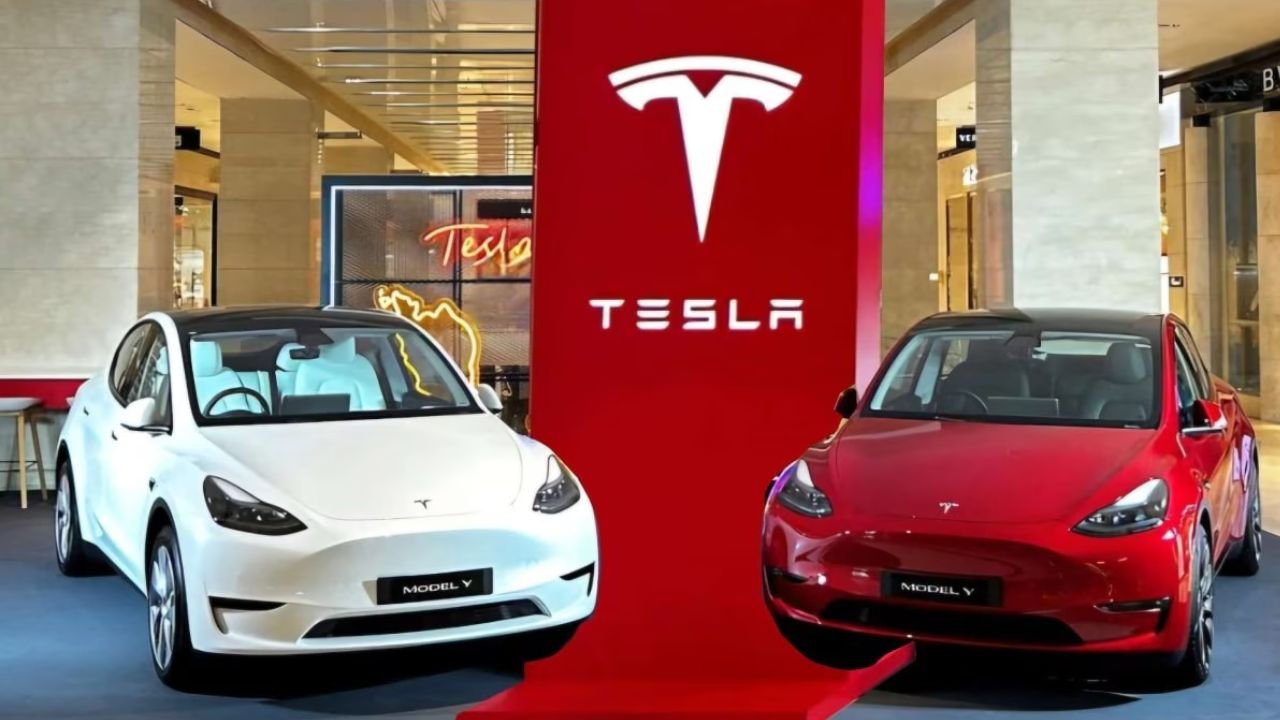 Tesla Electric : 15 जुलाई से भारत में टेस्ला की शुरुआत अमेरिकी इलेक्ट्रिक कार निर्माता कंपनी टेस्ला (Tesla) अब आधिकारिक रूप से भारत में अपने कदम रखने जा रही है। 15 जुलाई 2025 को मुंबई में कंपनी अपना पहला ‘एक्सपीरियंस सेंटर’ लॉन्च करेगी। यह सेंटर न केवल टेस्ला की मौजूदगी का प्रतीक बनेगा बल्कि यह भारत में कंपनी की सेल्स और सर्विस की दिशा में पहला बड़ा कदम होगा।