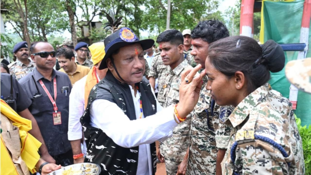 Chhattisgarh Naxals : छत्तीसगढ़ के सुकमा जिले से एक बड़ी खबर सामने आई है। यहां 23 खूंखार नक्सलियों ने सुरक्षा बलों के सामने आत्मसमर्पण कर दिया है। इन सभी पर एक करोड़ से अधिक का इनाम घोषित था। पुलिस के मुताबिक ये नक्सली इलाके में कई बड़ी नक्सली घटनाओं में शामिल रहे हैं और लंबे समय से फरार थे।