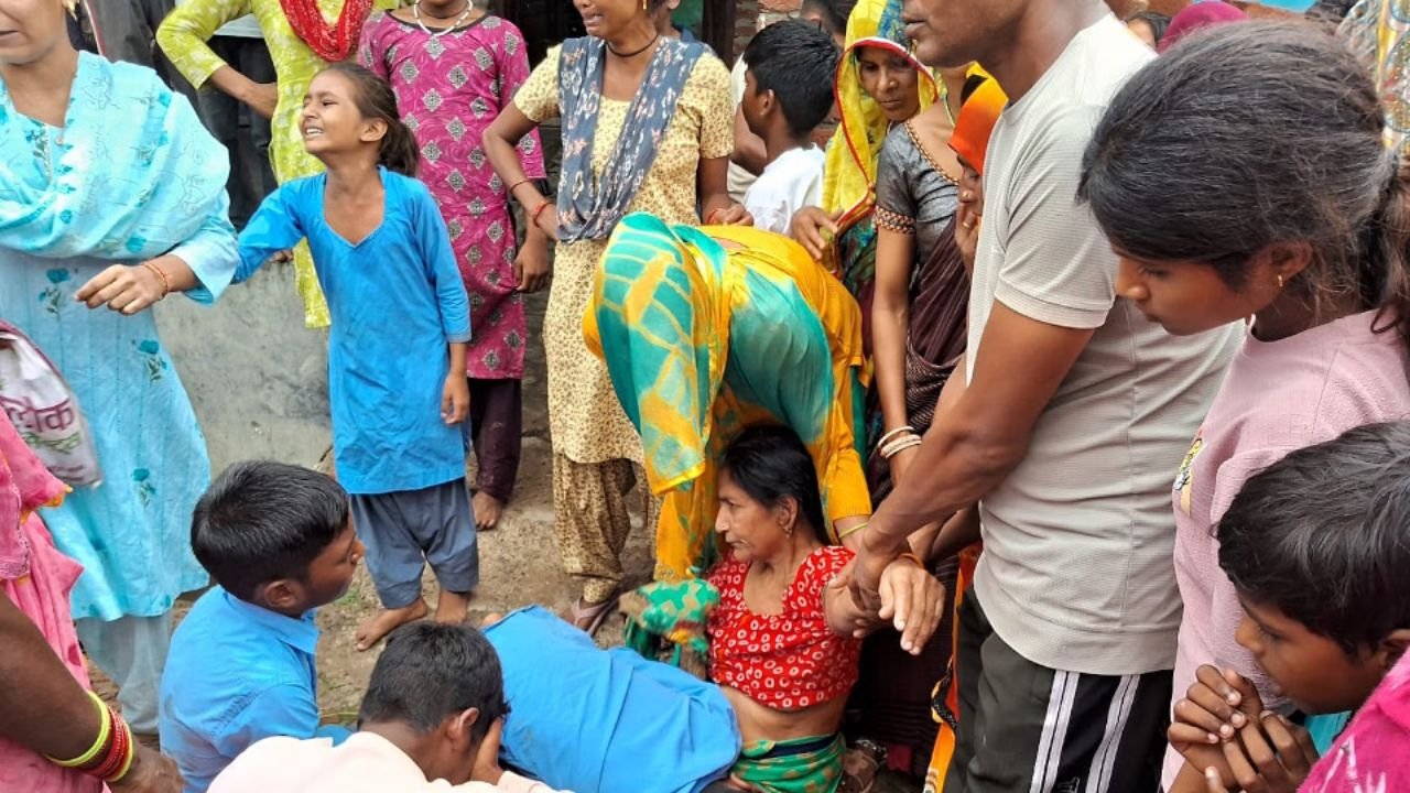अलीगढ़ में एक दिल दहला देने वाला मामला सामने आया है। यहां पत्नी बीना ने अपने प्रेमी मनोज के साथ मिलकर अपने पति सुरेश की हत्या की। पुलिस पूछताछ में बीना ने जो राज खोले हैं वह चौंकाने वाले हैं। उसने खुद कबूल किया कि उसने पति को रास्ते से हटाने की पूरी योजना बनाई थी और इसके लिए जो तरीका चुना वह बेहद खतरनाक था।