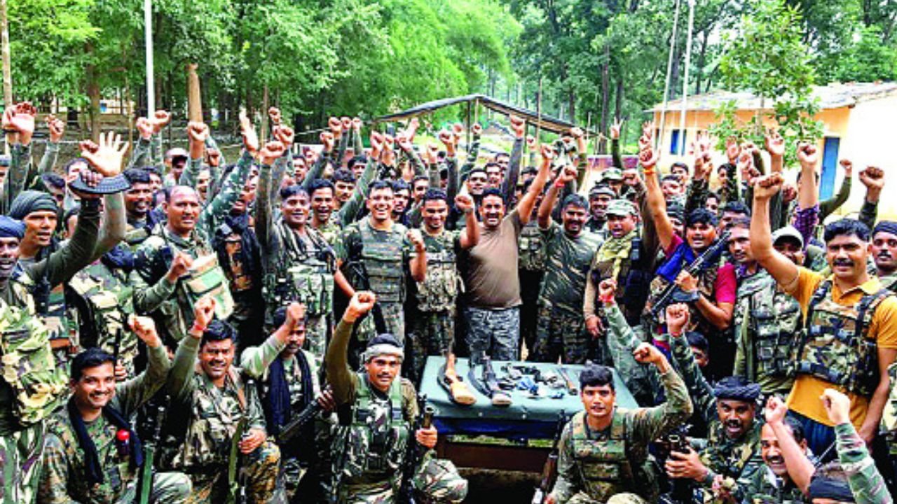 Chhattisgarh Naxals : छत्तीसगढ़ के सुकमा जिले से एक बड़ी खबर सामने आई है। यहां 23 खूंखार नक्सलियों ने सुरक्षा बलों के सामने आत्मसमर्पण कर दिया है। इन सभी पर एक करोड़ से अधिक का इनाम घोषित था। पुलिस के मुताबिक ये नक्सली इलाके में कई बड़ी नक्सली घटनाओं में शामिल रहे हैं और लंबे समय से फरार थे।