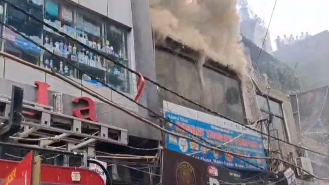Old Delhi : पुरानी दिल्ली के भीड़भाड़ वाले इलाके सदर बाजार में एक दुकान में आग लगने की खबर से हड़कंप मच गया। घटना की जानकारी मिलते ही इलाके में अफरातफरी मच गई। आग तेजी से फैलती देख स्थानीय लोगों ने तुरंत फायर ब्रिगेड को सूचना दी। आग किस दुकान में लगी और कैसे लगी इसकी जानकारी अभी तक स्पष्ट नहीं हो सकी है।