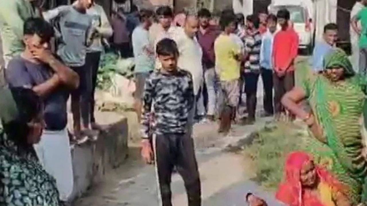 Jaunpur:के खुतहन थाना क्षेत्र के शेखपुर सुतौली गांव से एक बेहद दिल दहला देने वाली घटना सामने आई है। यहां सिर्फ बारिश के पानी के छींटे पड़ने को लेकर एक युवक की कुल्हाड़ी से नृशंस हत्या कर दी गई। बाइक पर सवार संतोष यादव अपने भाई प्रदीप के साथ खेत की सिंचाई के लिए डीजल लेने गया था। रास्ते में जब वे गौसपुर पहुंचे तो सड़क पर जमा पानी से बाइक गुजरने पर छींटे सुरेंद्र यादव और शैलेश यादव पर पड़ गए। संतोष और प्रदीप ने तुरंत माफी मांग ली लेकिन इसके बावजूद विवाद बढ़ गया।