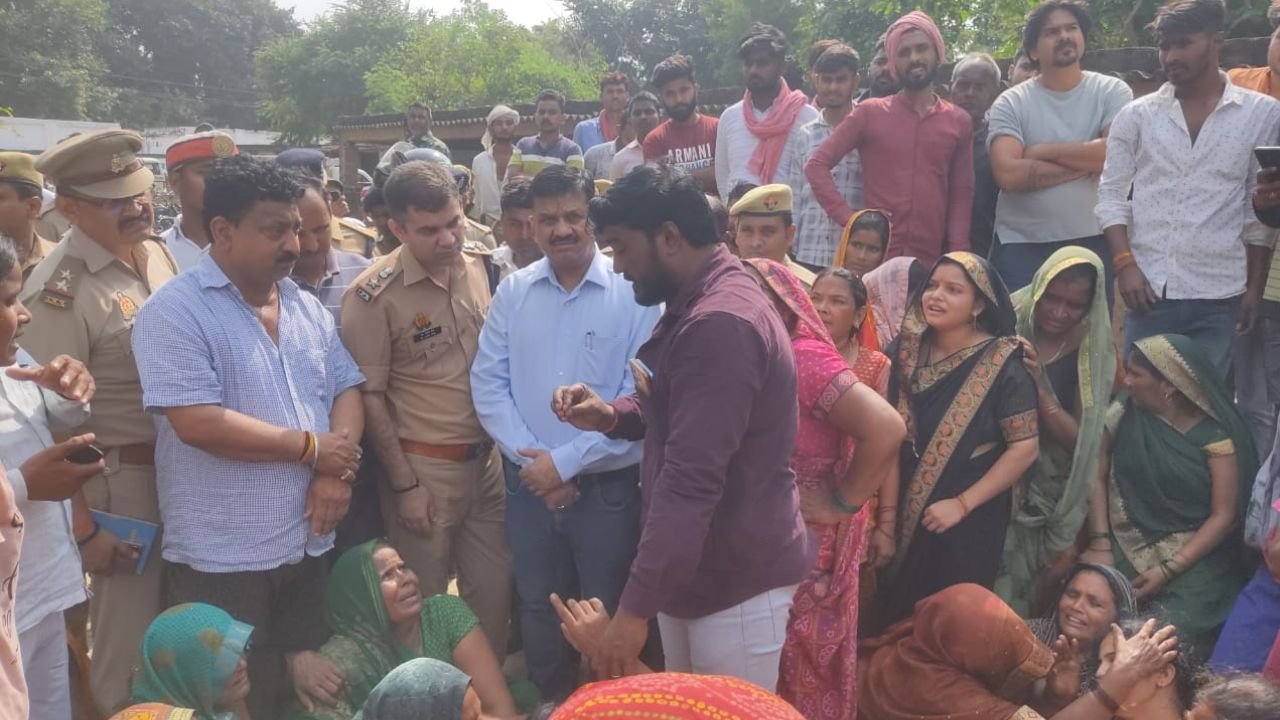 Jaunpur:के खुतहन थाना क्षेत्र के शेखपुर सुतौली गांव से एक बेहद दिल दहला देने वाली घटना सामने आई है। यहां सिर्फ बारिश के पानी के छींटे पड़ने को लेकर एक युवक की कुल्हाड़ी से नृशंस हत्या कर दी गई। बाइक पर सवार संतोष यादव अपने भाई प्रदीप के साथ खेत की सिंचाई के लिए डीजल लेने गया था। रास्ते में जब वे गौसपुर पहुंचे तो सड़क पर जमा पानी से बाइक गुजरने पर छींटे सुरेंद्र यादव और शैलेश यादव पर पड़ गए। संतोष और प्रदीप ने तुरंत माफी मांग ली लेकिन इसके बावजूद विवाद बढ़ गया।