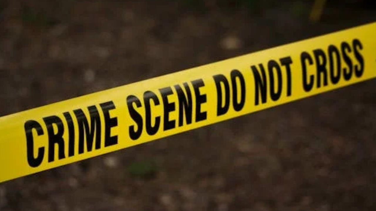 Kannauj:  जिले से एक दिल दहला देने वाला मामला सामने आया है जहां मासूम बच्चियों की तस्करी लंबे समय से चल रही थी लेकिन किसी को भनक तक नहीं लगी। ये मामला हाजीगंज ईदगाह के पास काशीराम कॉलोनी का है। यहां रहने वाले मोहम्मद ज़हीर उर्फ छोटे ने पुलिस को बताया कि फारूक नामक व्यक्ति ने पहले उसे पैसों का लालच दिया और फिर उसकी 11 साल की बेटी को बहला-फुसला कर ले गया।