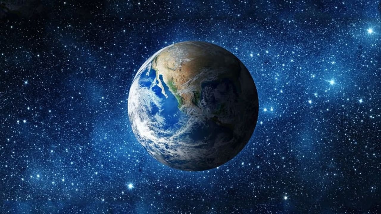 Space: धरती की घूर्णन गति यानी घूमने की रफ्तार सामान्य नहीं है। वैज्ञानिकों की मानें तो पिछले कुछ समय में धरती अपनी सामान्य गति से तेज घूम रही है। इसका सीधा असर यह पड़ रहा है कि दिन थोड़े छोटे हो रहे हैं। आमतौर पर एक दिन 24 घंटे यानी 86,400 सेकंड का होता है लेकिन कुछ दिन ऐसे भी हैं जब यह समय कुछ मिलीसेकेंड कम हो जाता है।