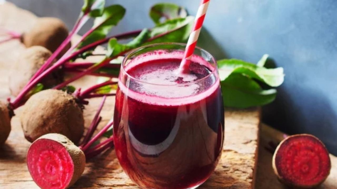Beetroot Health Benefits:चुकंदर एक पोषक तत्वों से भरपूर सब्ज़ी है जिसमें फोलेट, आयरन, पोटैशियम, विटामिन C और फाइबर भरपूर मात्रा में पाया जाता है। यह शरीर की इम्यूनिटी बढ़ाने, ऊर्जा देने, और दिल को स्वस्थ रखने में मदद करता है। साथ ही, यह लो कैलोरी और हाई फाइबर फूड है, जो वज़न घटाने में भी मदद करता है।