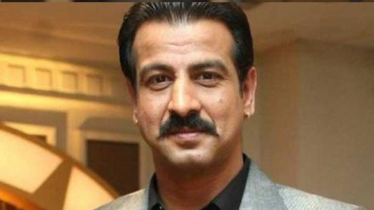 Ronit Roy : बॉलीवुड एक्टर रोनित रॉय ने साल 1992 में रिलीज़ हुई सुपरहिट फिल्म ‘जान तेरे नाम’ से अपना फिल्मी डेब्यू किया। इस फिल्म के गाने उस समय के युवाओं के दिलों पर छा गए थे। लेकिन आज जिस रोनित को लाखों लोग पहचानते हैं, उस पहचान के पीछे कड़ा संघर्ष और भूखे दिन छिपे हैं।