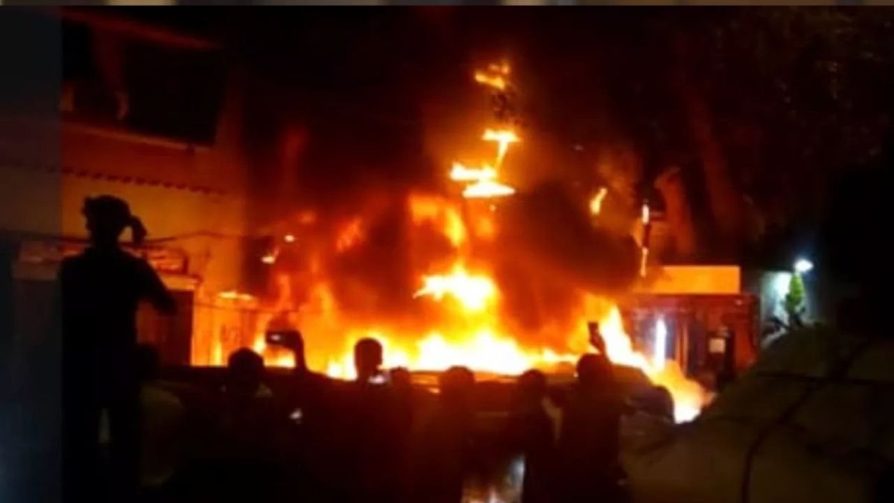 Sadar Bazar fire:दिल्ली के प्रसिद्ध रैडिसन ब्लू होटल, जो कि द्वारका इलाके में स्थित है, में शनिवार देर रात आग लगने की खबर से इलाके में हड़कंप मच गया। घटना की सूचना मिलते ही दमकल विभाग की टीम मौके पर पहुंची और काफी कड़ी मशक्कत के बाद आग पर काबू पाया गया। राहत की बात यह रही कि इस आगजनी की घटना में कोई जनहानि नहीं हुई।