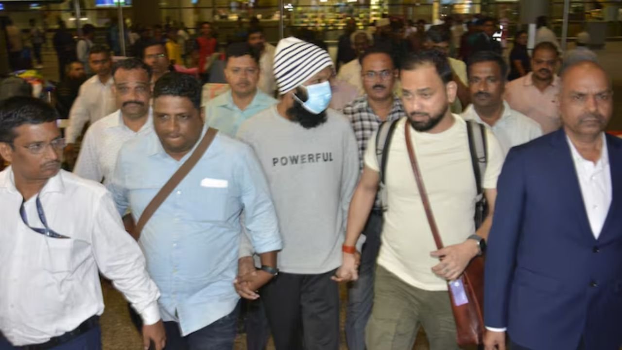 Prasad Pujari Attack:मुंबई की सबसे सुरक्षित मानी जाने वाली आर्थर रोड जेल एक बार फिर विवादों में है। बुधवार दोपहर जेल में गैंगवार की बड़ी घटना सामने आई जिसमें कुख्यात गैंगस्टर प्रसाद पुजारी पर हमला किया गया। इस हिंसक झड़प में किसी कैदी को गंभीर चोट नहीं आई है लेकिन जेल प्रशासन की कार्यप्रणाली पर कई सवाल खड़े हो गए हैं।
