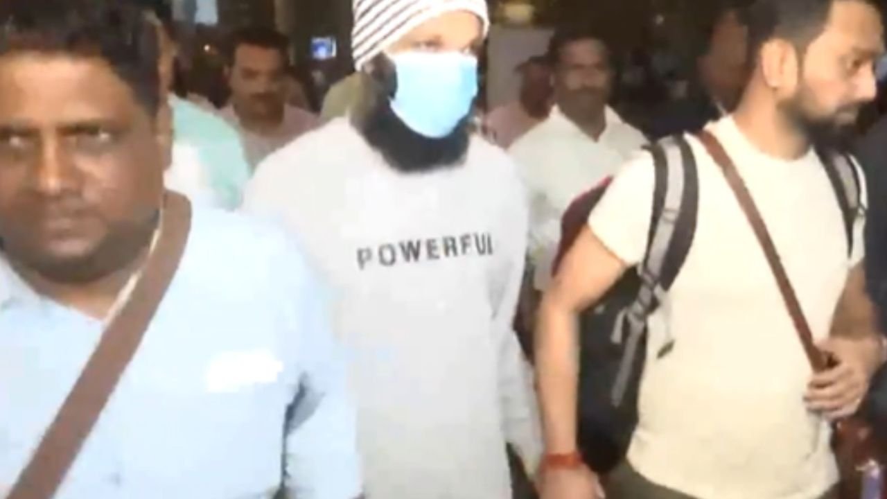 Prasad Pujari Attack:मुंबई की सबसे सुरक्षित मानी जाने वाली आर्थर रोड जेल एक बार फिर विवादों में है। बुधवार दोपहर जेल में गैंगवार की बड़ी घटना सामने आई जिसमें कुख्यात गैंगस्टर प्रसाद पुजारी पर हमला किया गया। इस हिंसक झड़प में किसी कैदी को गंभीर चोट नहीं आई है लेकिन जेल प्रशासन की कार्यप्रणाली पर कई सवाल खड़े हो गए हैं।