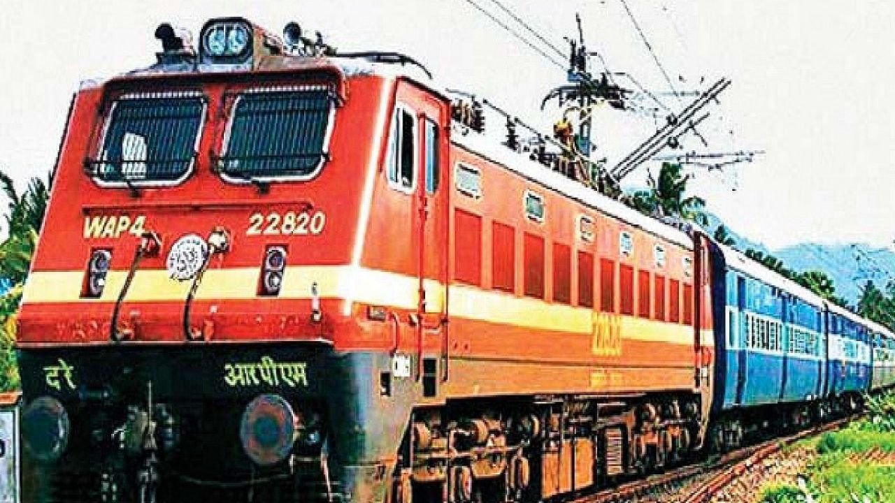 BLW Railway: भारतीय रेलवे के बनारस लोकोमोटिव वर्क्स (BLW) ने 2025 में अप्रेंटिस के 374 पदों पर भर्ती का ऐलान किया है। यह मौका उन युवाओं के लिए है जिन्होंने 10वीं पास की है और आईटीआई का प्रमाणपत्र हासिल किया है। इसमें आईटीआई और नॉन-आईटीआई दोनों कैटेगरी के लिए पद शामिल हैं।