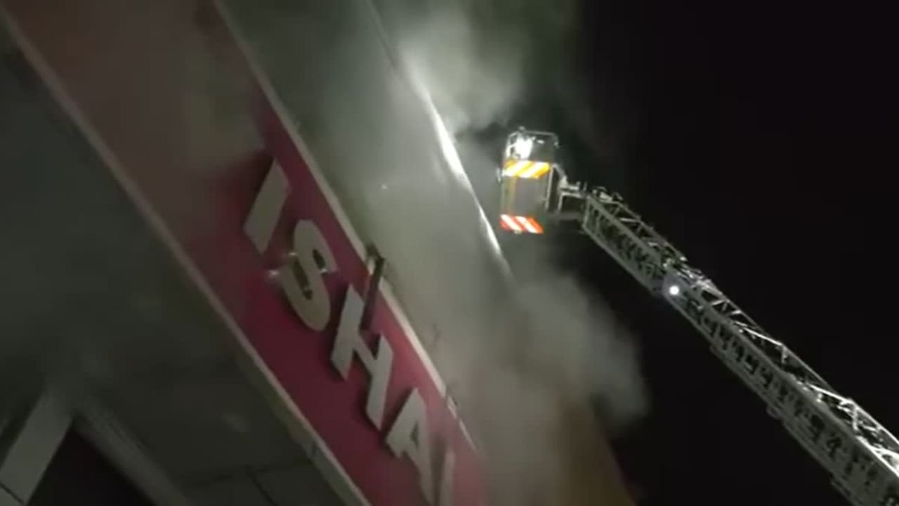Delhi Fire News: करोल बाग में मेगा मार्ट बना मौत का जाल! एक की मौत, दीवार तोड़कर बुझाई गई आग