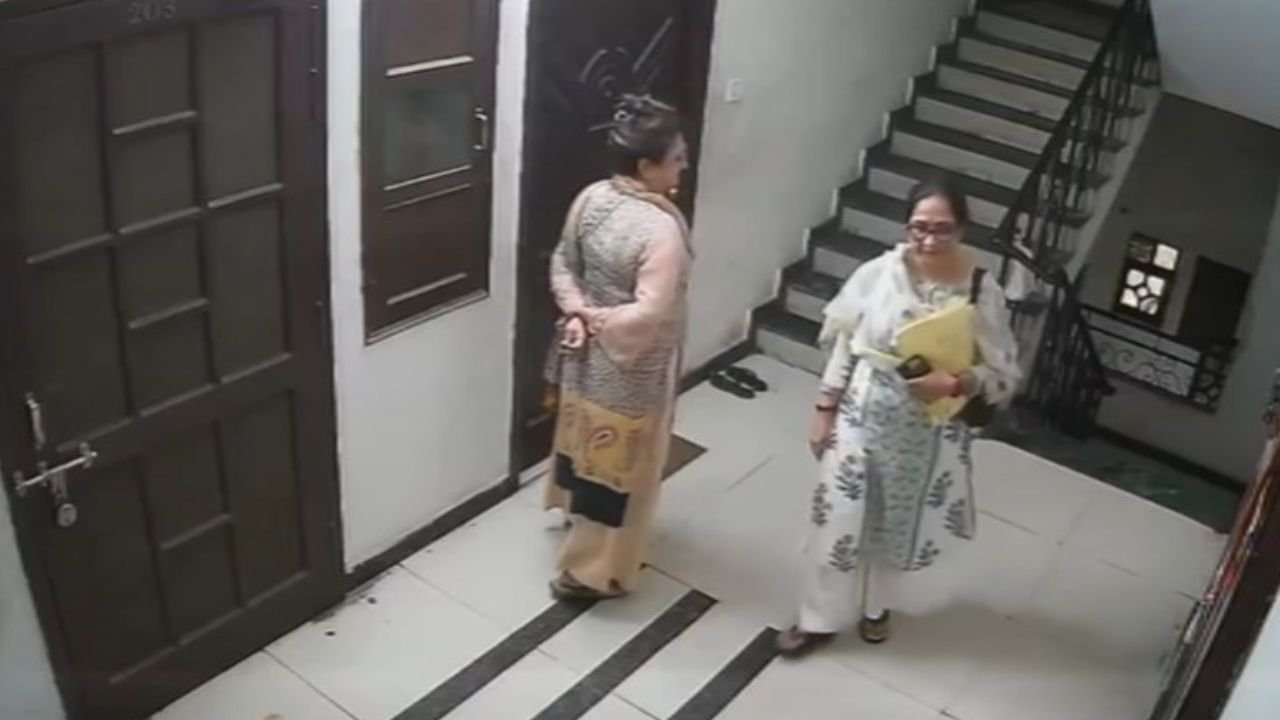 UP News: राजा भैया की पत्नी भवानी सिंह का हज़रतगंज में ड्रामा, बहन ने दरवाज़ा खोलने से किया इनकार