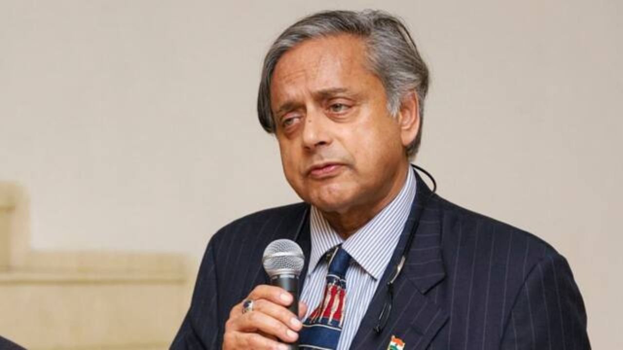 Shashi Tharoor: आपातकाल सिर्फ काला अध्याय नहीं, सीखने का मौका भी है — शशि थरूर का चौंकाने वाला बयान