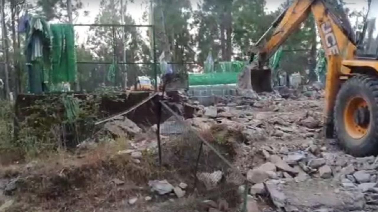 Uttarakhand News: धामी सरकार का बुलडोजर चला कुंडेश्वरी में, अवैध मज़ारों पर बड़ी कार्रवाई, अब नहीं चलेगा जमीन जिहाद