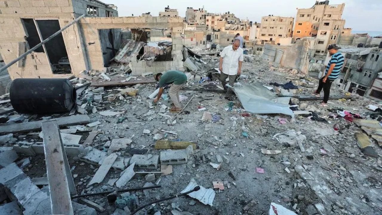 Gaza Airstrike: गाजा में तबाही की रात, एयरस्ट्राइक में गई 82 जानें, इंसानियत शर्मसार, इजरायल की चुप्पी जारी