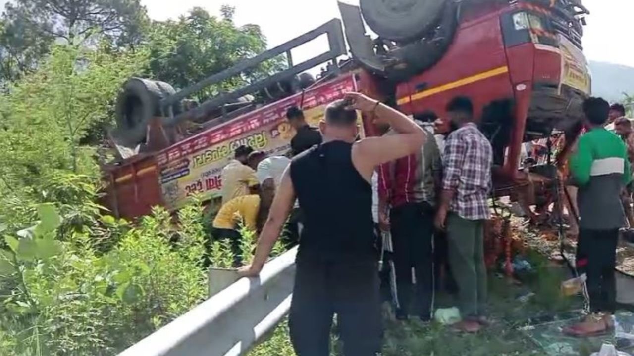 Uttarakhand News: टिहरी गढ़वाल में कांवड़ियों से भरा ट्रक पलटा, दर्दनाक हादसे में तीन की जान गई