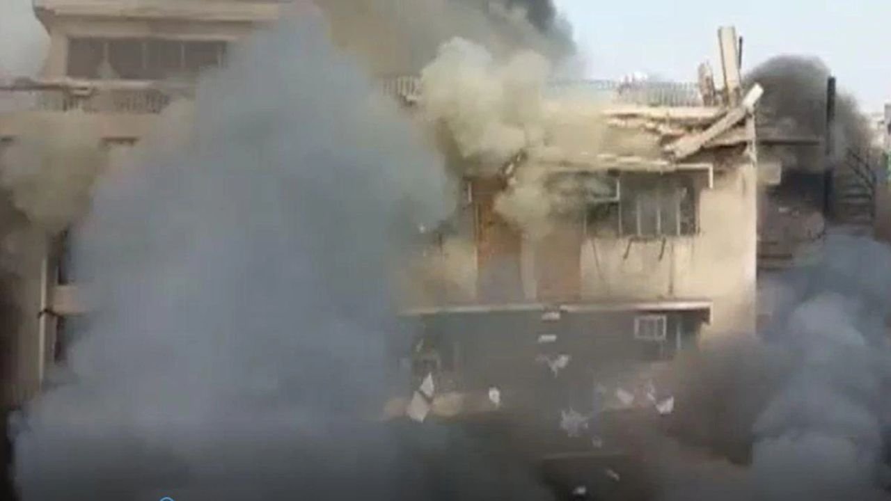 Delhi Fire News: करोल बाग में मेगा मार्ट बना मौत का जाल! एक की मौत, दीवार तोड़कर बुझाई गई आग