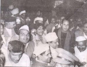 (भोपाल को मध्य प्रदेश की राजधानी बनाये जाने की घोषणा के बाद नई दिल्ली से लौटे डॉ. शंकर दयाल शर्मा का भोपाल रेलवे स्टेशन पर शानदार स्वागत किया गया था।