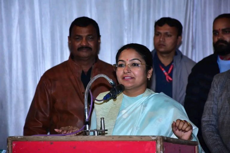 इंदौर में दूषित पानी पीने से हुई मौत के सवाल पर माइक झटकर धन्यवाद कहते निकलीं मंत्री प्रतिमा बागरी..वीडियो वायरल